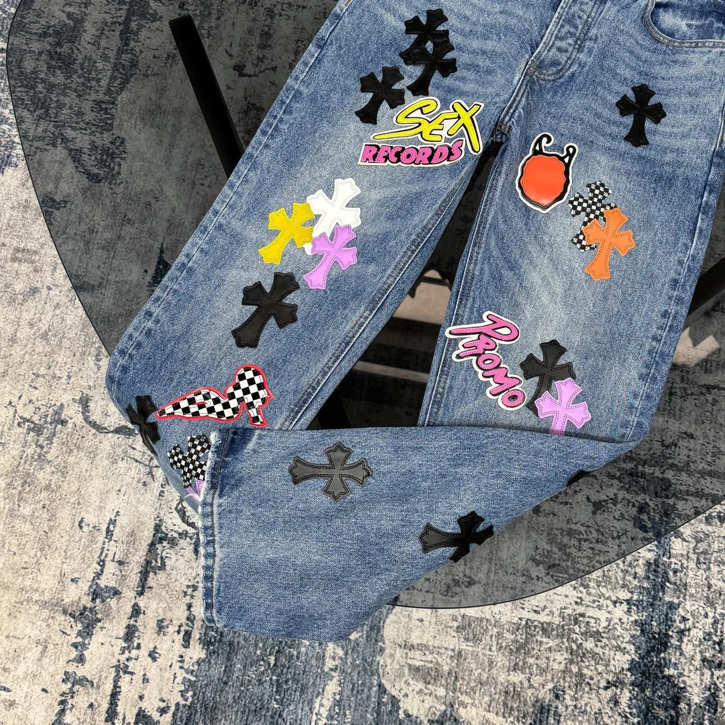 P320 Chrome Heart Blue Ox King Graffiti Multi-Color Leather Jeans [Same Style as L*Xiang] Chrome Heart Blue Ox King Graffiti Multi-Color Leather Jeans are the “king of the market” in the fashion industry! Made of high-quality denim and processed through complex washing processes, the distressed effect is super unique. The multi-color leather and graffiti design bring out the cool street genes of Crowe. Each pair of pants is unique, and you can directly transform into a street trend ICON when you put it on. The matching method is super cool: High street style: Pair it with a black hooded sweatshirt, thick-soled boots, and stacked silver chains. When you go to the stage or on the street, you will have an aura of 2.8 meters. You can slay at concerts and out on the street. Mix and match trendy styles: wear a suit jacket + canvas shoes for boys, and wear a short crop top + dad shoes for girls. Mix and match to create a sense of contrast, full of fashion sense, and the hair tie will get likes in seconds when taking photos. Couples share the same style: one pair with each other, the boy wears a solid color T + sneakers, the girl wears a short top + sneakers, they are the most eye-catching trendy couple when they go out, and they keep turning heads! No matter what your style is, these pants can help you grasp the essence of the trend. It is a must-have for trendy players. You will look the most beautiful on the street when you put it on! Size: 28/30/32/34/36 Waist: 70/75/80/85/90 Pants length: 102/104/106/108/110